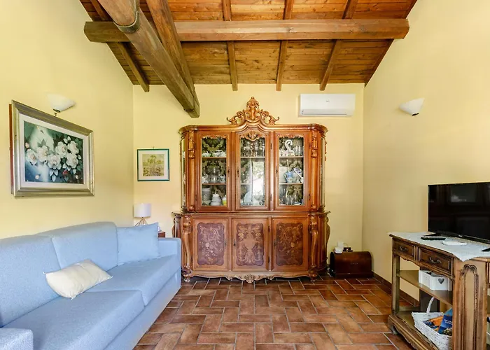 Villa With Large Garden And Free Parking